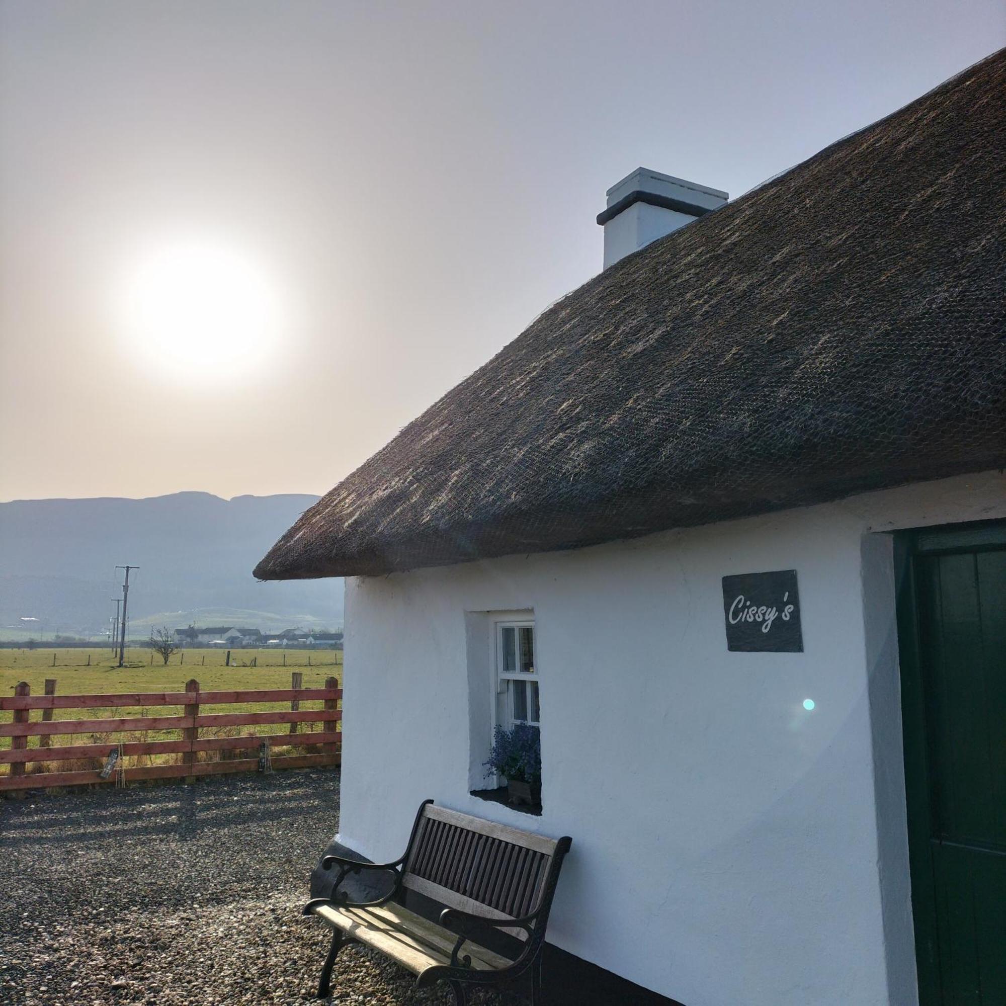 Cissy'S Cottage - Traditional Thatched Cottage, Near To Beach Aghanloo Экстерьер фото