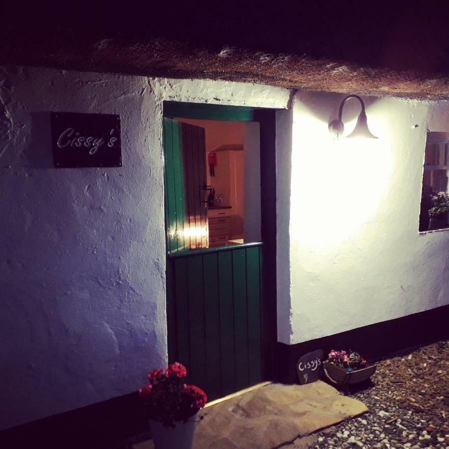 Cissy'S Cottage - Traditional Thatched Cottage, Near To Beach Aghanloo Экстерьер фото